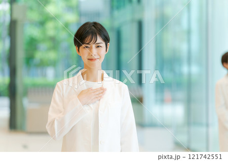 白衣の若い女性 121742551