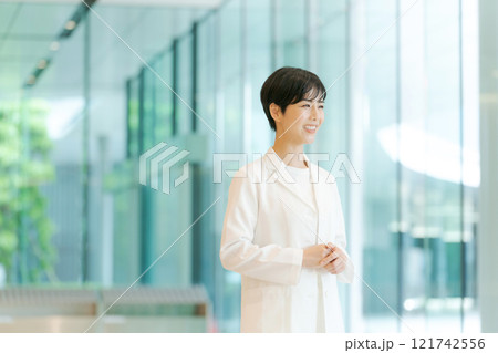 白衣の若い女性 121742556