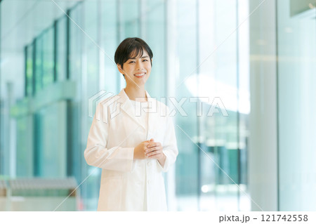 白衣の若い女性 121742558