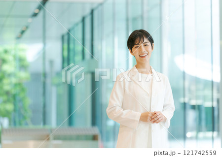 白衣の若い女性 白衣の若い女性 121742559