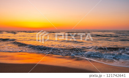 夕暮れの海 121742641