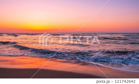 夕暮れの海 121742642