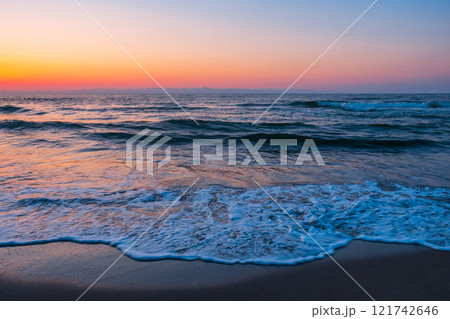 夕暮れの海 121742646