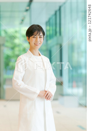 白衣の若い女性 121742648