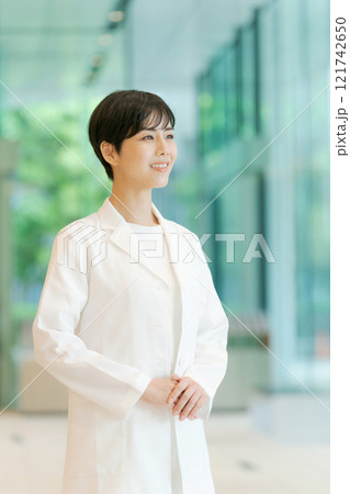 白衣の若い女性 白衣の若い女性 121742650