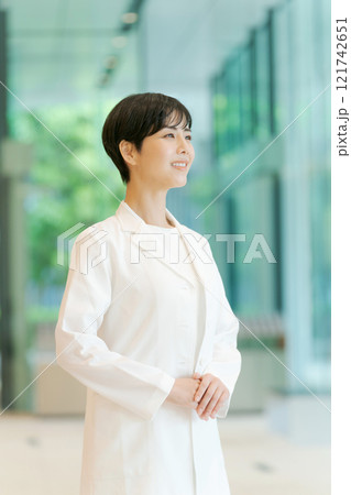 白衣の若い女性 白衣の若い女性 121742651