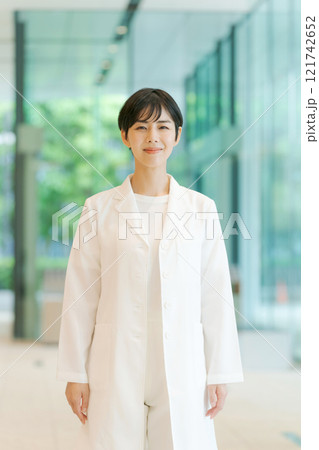 白衣の若い女性 121742652