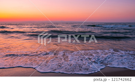 夕暮れの海 121742662