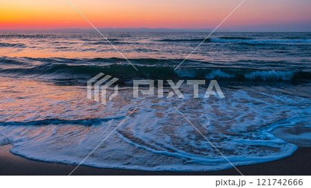 夕暮れの海 121742666