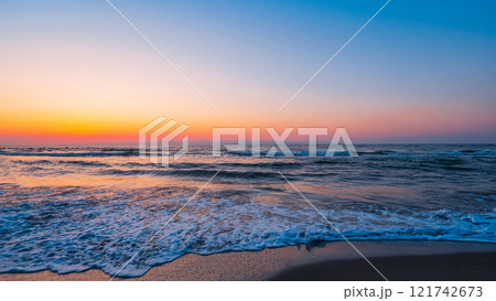 夕暮れの海 121742673