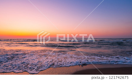 夕暮れの海 121742675