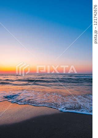 夕暮れの海 121742676