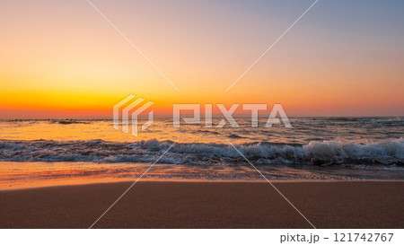 夕暮れの海 121742767