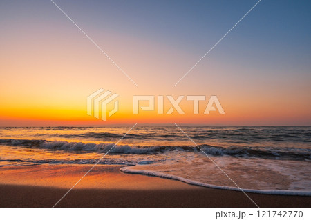 夕暮れの海 121742770