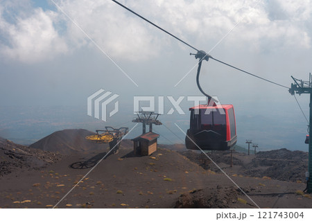 山頂に向かう赤いゴンドラとケーブルカーの風景 121743004