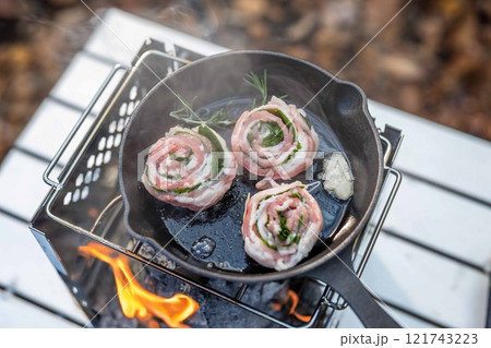 アウトドア料理　Camping cooking with a small iron pan 121743223