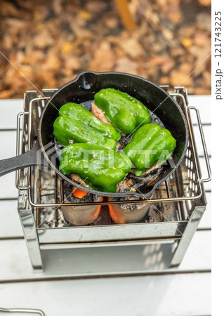 アウトドア料理 Camping cooking with a small iron pan アウトドア料理 Camping cooking with a small iron pan 121743225