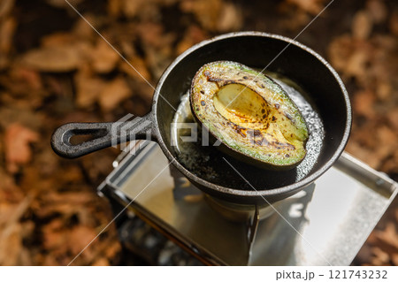 アウトドア料理 Camping cooking with a small iron pan アウトドア料理 Camping cooking with a small iron pan 121743232