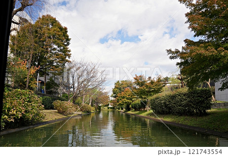 京都　伏見　十石舟から見た宇治川派流（月桂冠内蔵酒造場付近、初冬） 121743554