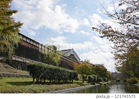 京都　伏見　十石舟から見た月桂冠大倉記念館の酒蔵（初冬） 121743573