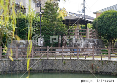 京都　伏見　遊歩道から見た「伏見みなと公園」の「龍馬とお龍 愛の旅路像」（初冬） 121743584