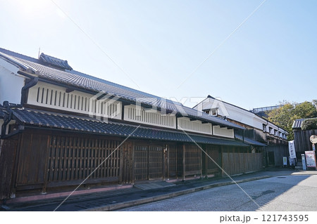 京都　伏見　酒蔵の町並み　大倉家本宅（初冬） 121743595