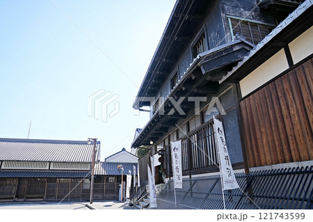 京都　伏見　酒蔵の町並み　月桂冠旧本店と大倉家本宅（初冬） 121743599