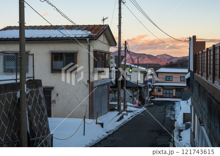 夕日に染まる山を眺める風景　草津町の夕景 121743615