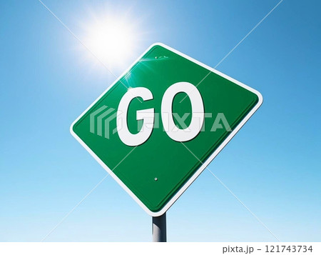 晴れた青空と太陽の光にGOと書かれた看板 121743734