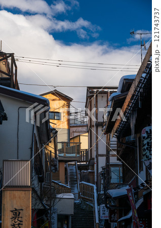 草津温泉のレトロな町並み 路地の風景 草津温泉のレトロな町並み 路地の風景 121743737