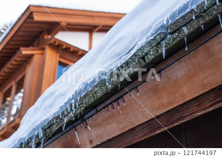 御座之湯　白旗源泉　雪が積もる草津温泉街 121744197