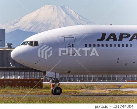 白い富士山と白い飛行機 121744304