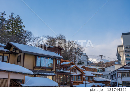 湯路広場の風景　冬の草津温泉 121744533