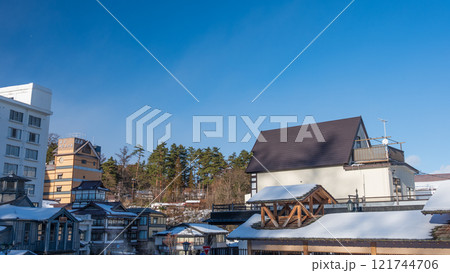 雪が積もる冬の草津温泉街 121744706