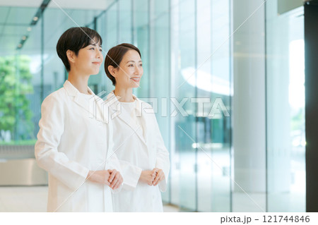 白衣を着た女性2人のポートレート 白衣を着た女性2人のポートレート 121744846