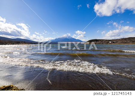 山中湖から見る富士山 121745143
