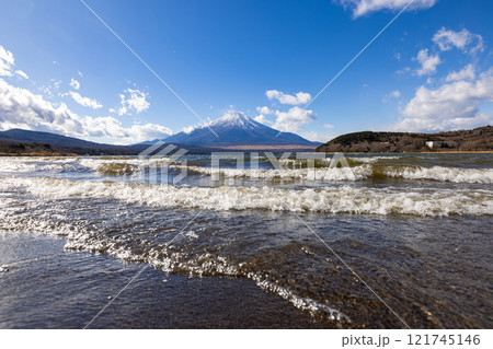 山中湖から見る富士山 山中湖から見る富士山 121745146