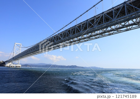 観潮船から見た鳴門海峡大橋 121745189