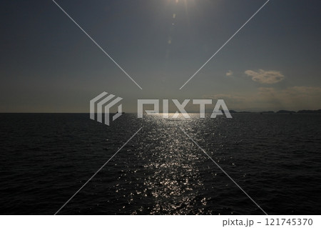 海に沈む夕日 海に沈む夕日 121745370