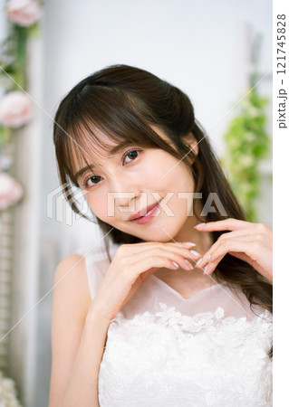 ウエディングドレスを着た黒髪ロングヘアの若い女性 121745828