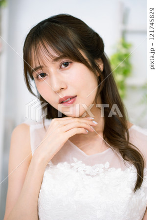 ウエディングドレスを着た黒髪ロングヘアの若い女性 ウエディングドレスを着た黒髪ロングヘアの若い女性 121745829