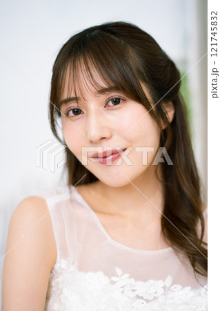 ウエディングドレスを着た黒髪ロングヘアの若い女性 121745832