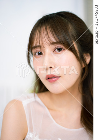 ウエディングドレスを着た黒髪ロングヘアの若い女性 121745833