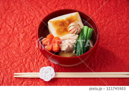 角餅の入った関東風お雑煮 121745983
