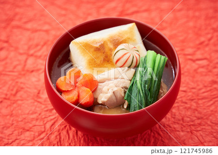 角餅の入った関東風お雑煮 121745986