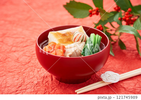 角餅の入った関東風お雑煮 121745989