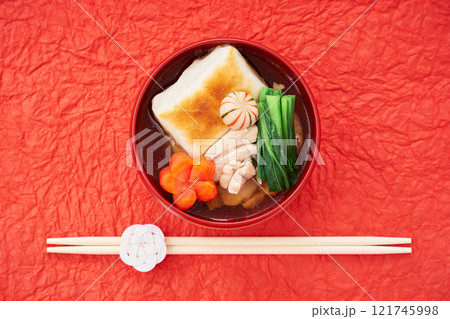 角餅の入った関東風お雑煮 121745998