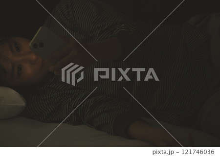 寝ながらスマホ 121746036