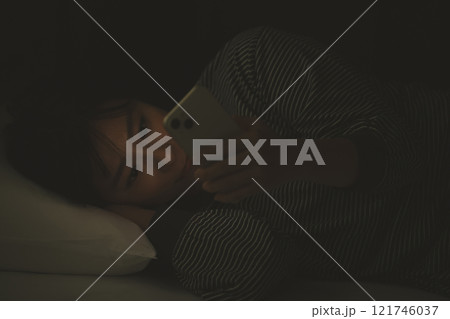 寝ながらスマホ 121746037