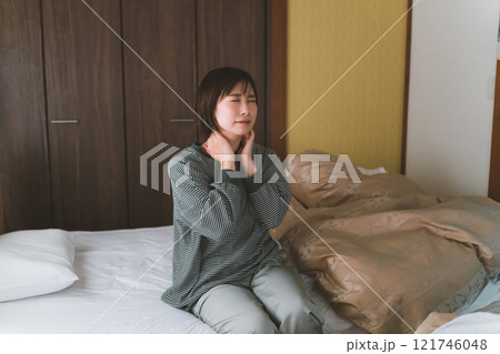 朝起きると首が痛い 朝起きると首が痛い 121746048